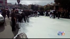 Sardegna: latte in strada per protesta thumbnail