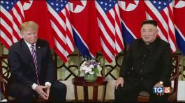 Trump, sorrisi con Kim e guai da Washington thumbnail