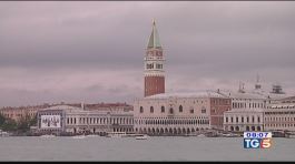 Venezia, è emergenza. Mezza Italia sott'acqua thumbnail