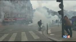 Gilet gialli, a Parigi tornano gli scontri thumbnail