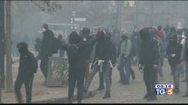 Ieri scontri a Parigi oggi nuove proteste thumbnail
