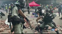 Violenze a Hong Kong dure accuse alla Cina thumbnail