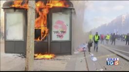 Gilet gialli violenze a Parigi thumbnail