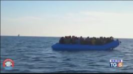 Nave con migranti verso un porto italiano thumbnail