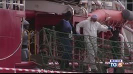 Migranti: nubifragio davanti a Lampedusa thumbnail
