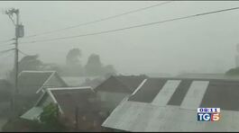 Tifone nelle Filippine Via 100 mila persone thumbnail