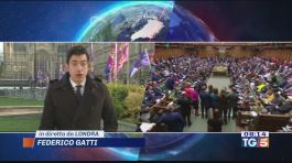 Brexit, per la May il giorno della verità thumbnail
