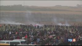 Proteste a Gaza, scontri al confine thumbnail