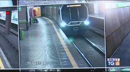 Milano, la metro frena bruscamente: 17 feriti thumbnail
