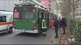 Scontro bus e camion a Milano, donna in coma thumbnail
