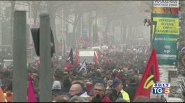 Pensioni e carburanti Francia in piazza thumbnail