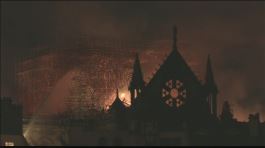 Devastata Notre-Dame, ancora ignote le cause thumbnail