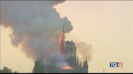 Notre Dame devastata "ora la ricostruzione" thumbnail