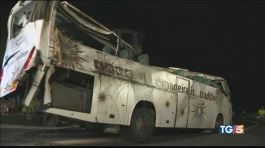 Bus nella scarpata, muoiono 29 turisti thumbnail