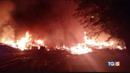 Roma, a fuoco la discarica abusiva thumbnail