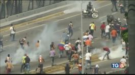 Scontri, spari, vittime Il Venezuela è nel caos thumbnail