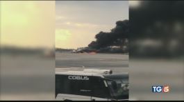 Sciagura aereo russo: 41 morti tra le fiamme thumbnail