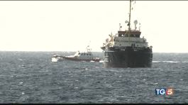 Sea watch all'ancora davanti a Lampedusa thumbnail