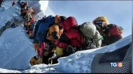 Everest, tutti in coda follia ad alta quota thumbnail