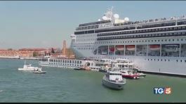 Nave contro battello Venezia: paura e feriti thumbnail