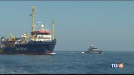 Sea Watch 3 a Lampedusa Salvini: non scenderanno thumbnail