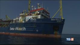 La capitana è indagata migranti ancora a bordo thumbnail