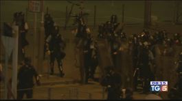 Hong Kong, 50 feriti continuano le proteste thumbnail