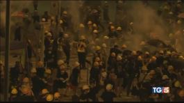 Proteste ad Hong Kong, assalto al parlamento thumbnail