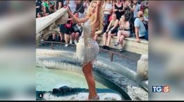 Valeria Marini e il bagno nella fontana della Barcaccia thumbnail