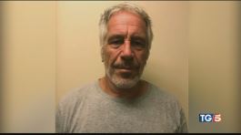 Abusi sessuali, Epstein morto suicida in cella thumbnail