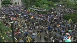 Hong Kong, in piazza nonostante il divieto thumbnail