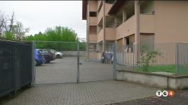 Pitbull azzanna bimbi Giocavano in cortile thumbnail