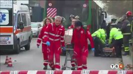 Bus contro camion, 18 feriti a Milano thumbnail