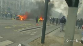Gilet gialli, violenze a Parigi thumbnail