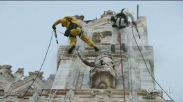 Gli operai acrobati fanno splendere il duomo di Milano thumbnail