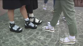 Sandali e calze, c'è chi vuole rilanciare la moda thumbnail