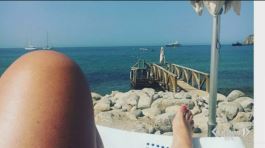 In spiaggia, relax e selfie... falsi! thumbnail
