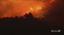 Los Angeles circondata dal fuoco thumbnail