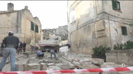 Fango a Matera, neve sulle Dolomiti thumbnail