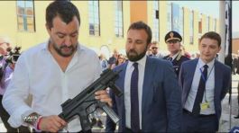 Le polemiche su Salvini con il mitra thumbnail