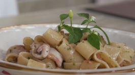 Pasta con calamari e pesto alla siciliana thumbnail