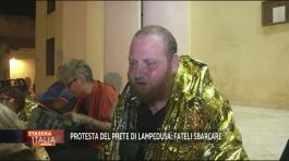 Protesta del prete di Lampedusa thumbnail