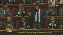 Renzi attaccato alla polrona con la colla thumbnail