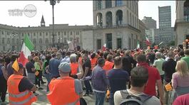 La manifestazione dei gilet arancioni in piazza Duomo a Milano thumbnail