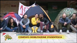 Universitari in mezzo a una strada thumbnail