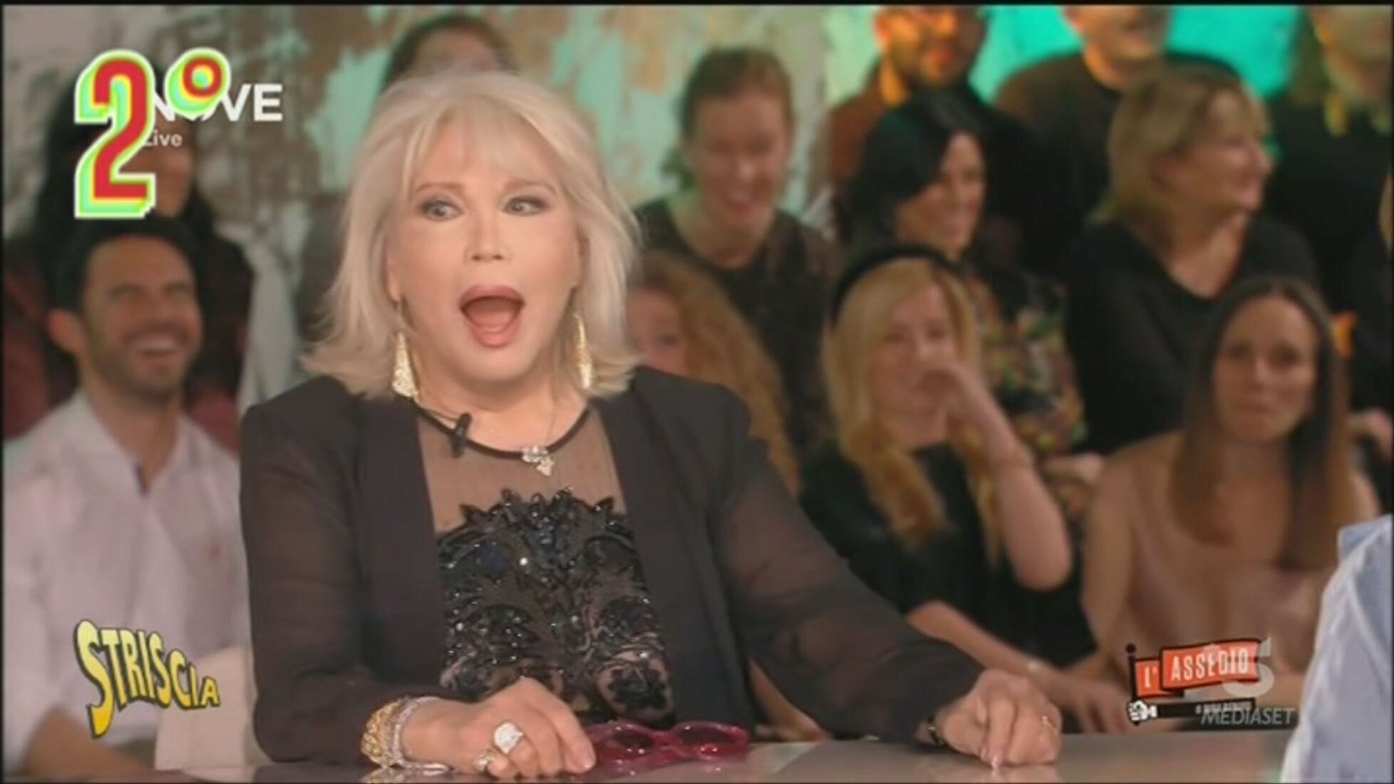 Striscia la notizia: Le rivelazioni hot di Amanda Lear Video | Mediaset  Infinity