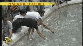 Pescatori di euro alla Fontana di Trevi thumbnail