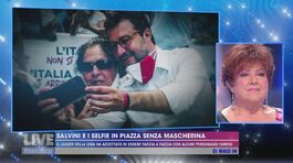 Salvini e i selfie in piazza senza mascherina thumbnail