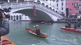 A Venezia la regata delle befane thumbnail