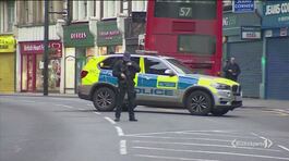 Accoltella i passanti ucciso a Londra thumbnail